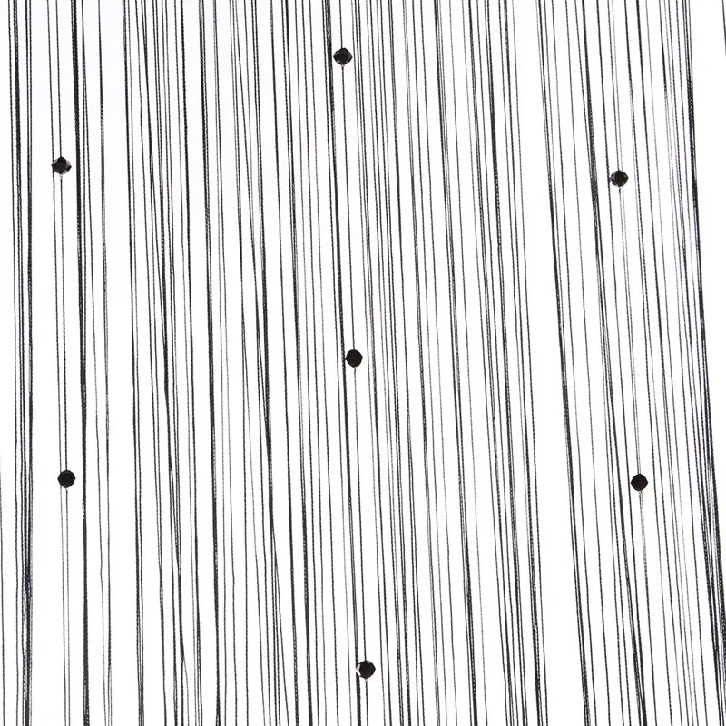 mustad nöörkardinad, millel on hajutatud säravad kristallid