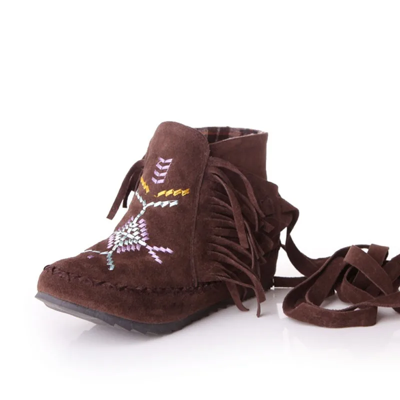 pruunid mokasiinide stiilis saapad tikandi ja narmastega