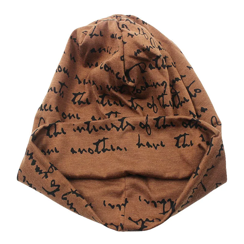 pruun naiste müts musta kirjaliku mustriga