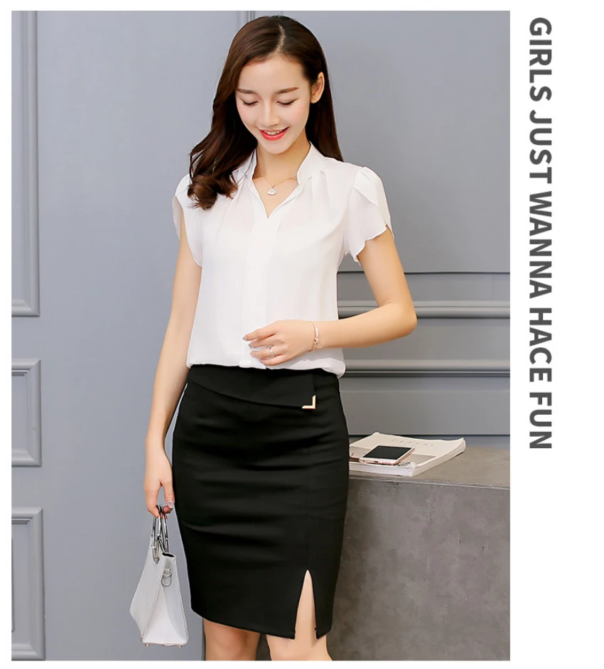 naine kannab valget lühikeste varrukatega pluusi ja musta seelikut