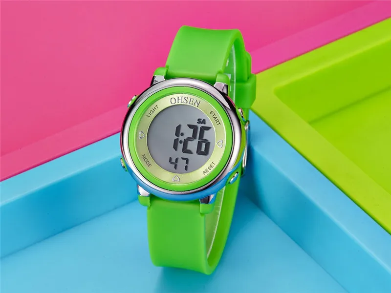 roheline digitaalne naiste käekell värvilisel taustal