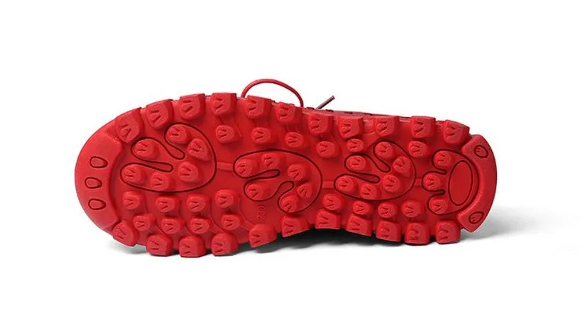 Mustast või punasest ehtsast nahast tossud | kujundav pilt e-kaubamaja pildikogust