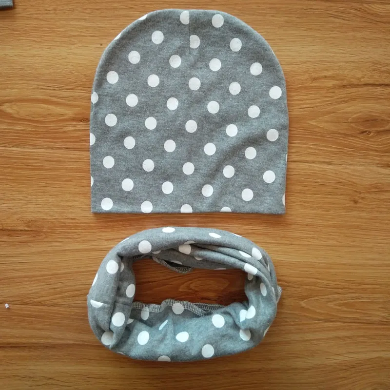 hall müts ja sall valgete täppidega puidust taustal