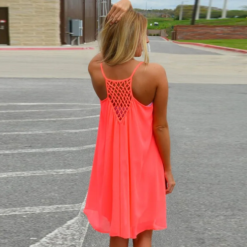 naine seljas neoonroosa kleit avatud seljaosaga