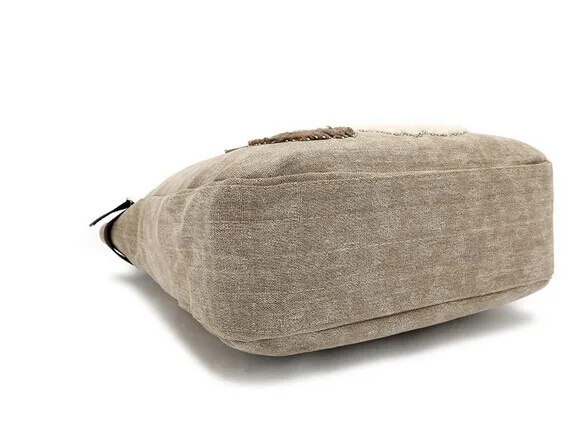 beež õlakott, millel on pehme tekstuur ja minimalistlik disain