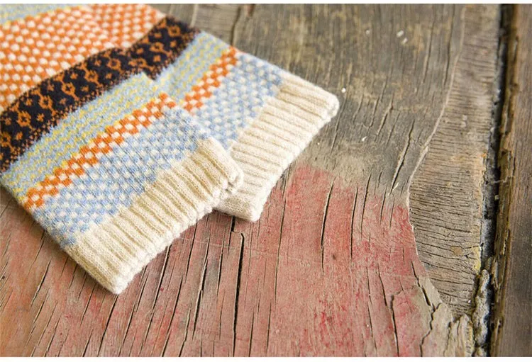 värvilised mustrilised villased sokid vanal puidust pinnal