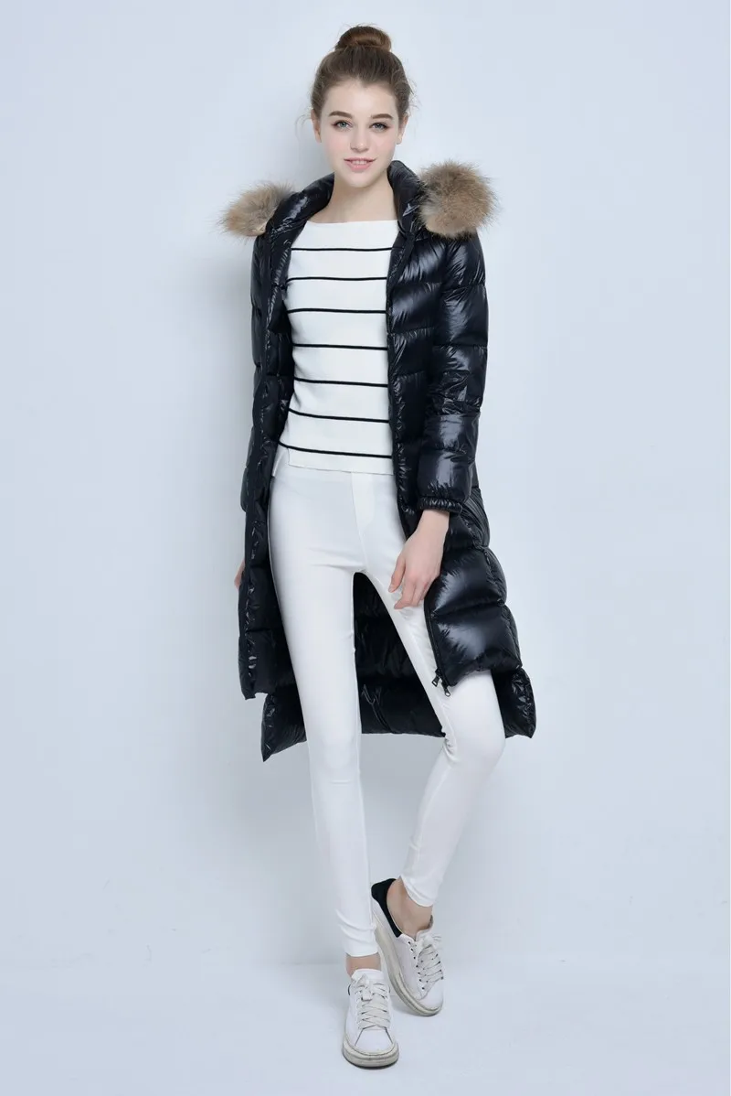 naine kannab musta tagant pikema lõikega talvemantlit, millel on karvane kapuuts