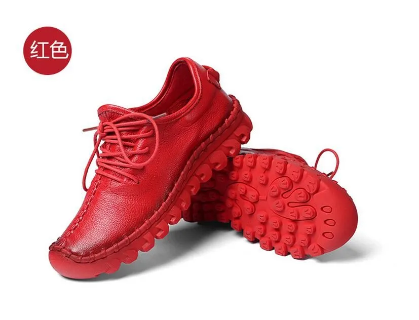 Mustast või punasest ehtsast nahast tossud | kujundav pilt e-kaubamaja pildikogust