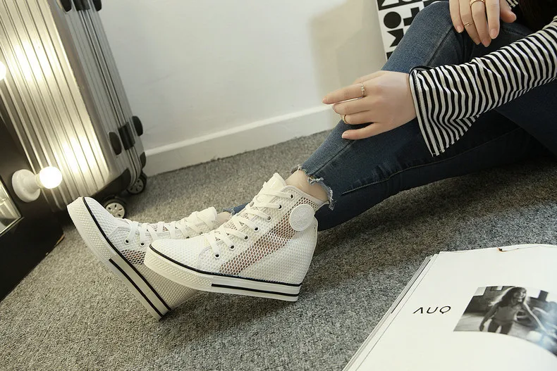 valged platvorm tallaga naiste tossud, millel on võrkkangast pealispind