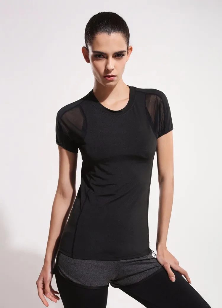 naine kannab musta lühikeste varrukatega spordisärki