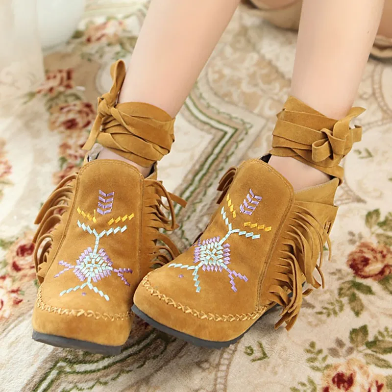 pruunid mokasiinide stiilis saapad tikandite ja narmastega