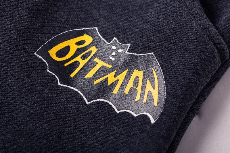 tumedad dressipüksid kollase batmani logoga