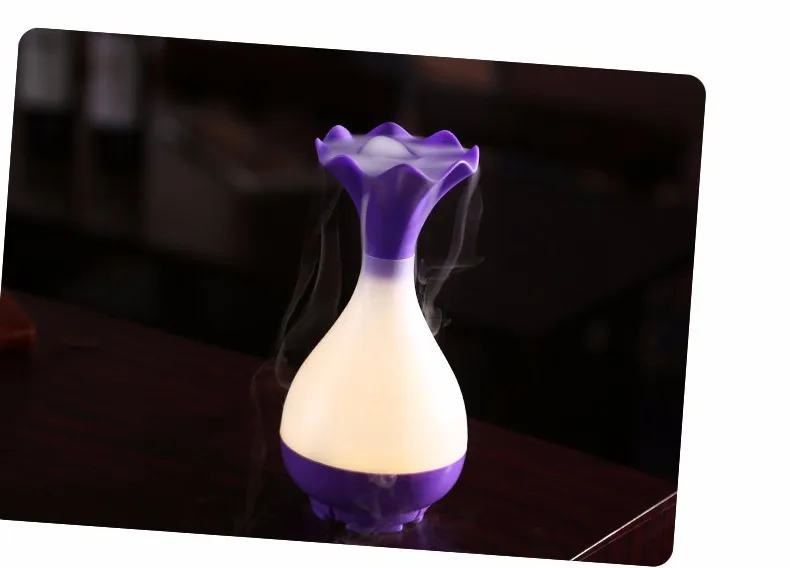 lillakate detailidega vaasikujuline õhuniisutaja, mis eraldab auru