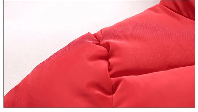 punane tepitud jope nurk valgel taustal