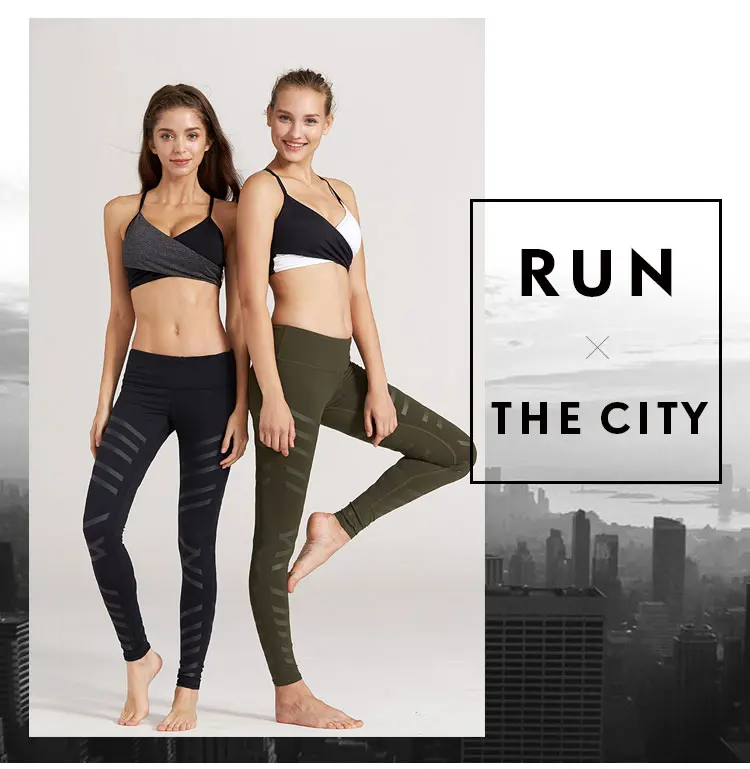 kaks naist kannavad push up spordirinnahoidjaid ja retuuse