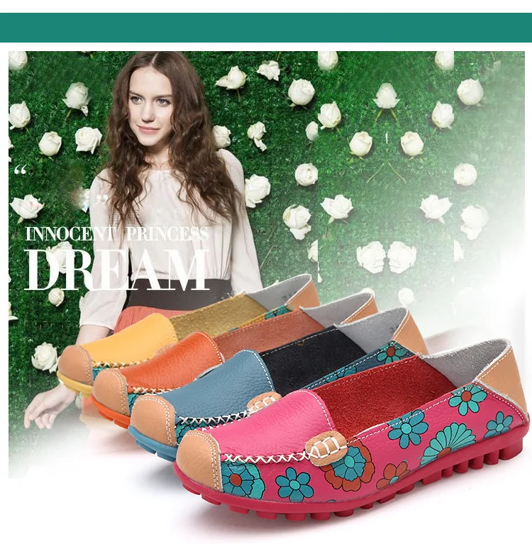 erinevates värvides lillelised naiste kingad rohelise taustaga