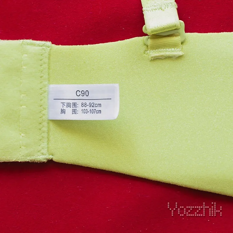 kollane õmblusteta rinnahoidja suuruse silt punasel taustal