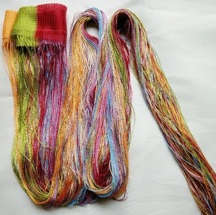 värviline nöörkardin, mis koosneb mitmest erksast toonist