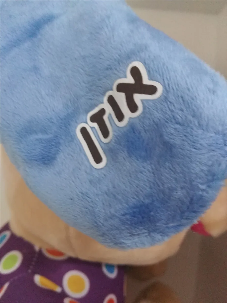 sinine pehme mänguasja osa, millel on kiri itix