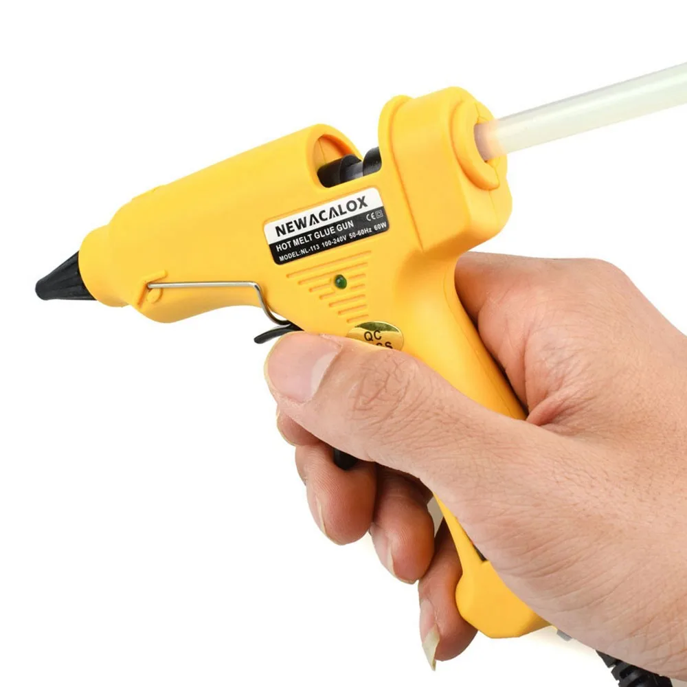 kollane liimipüstol, mida hoitakse käes