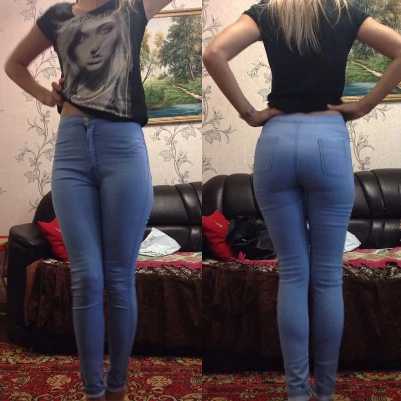 naine kannab helesiniseid kõrge vöökohaga teksaseid