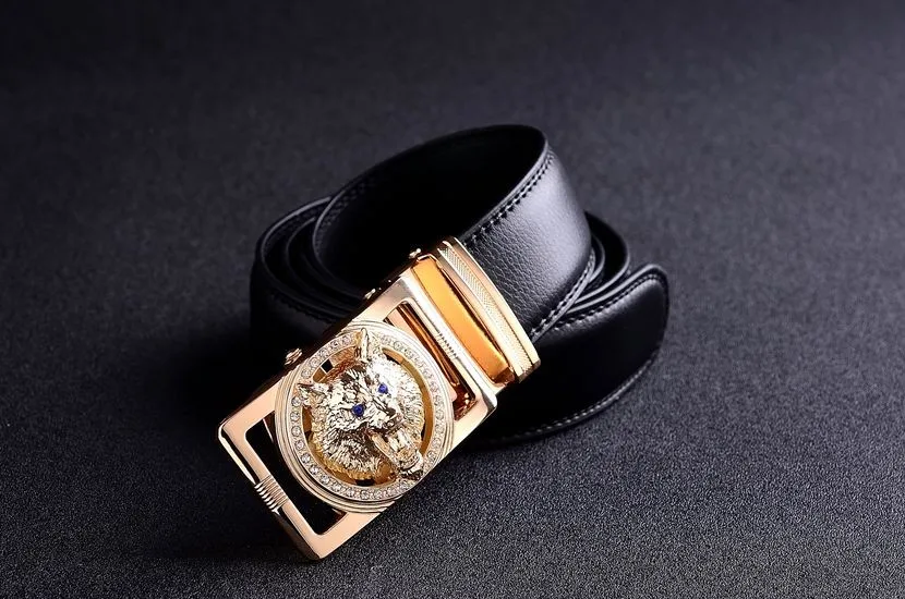 must nahast püksirihm kuldse pandlaga, millel on hundi või jaaguari kujutis