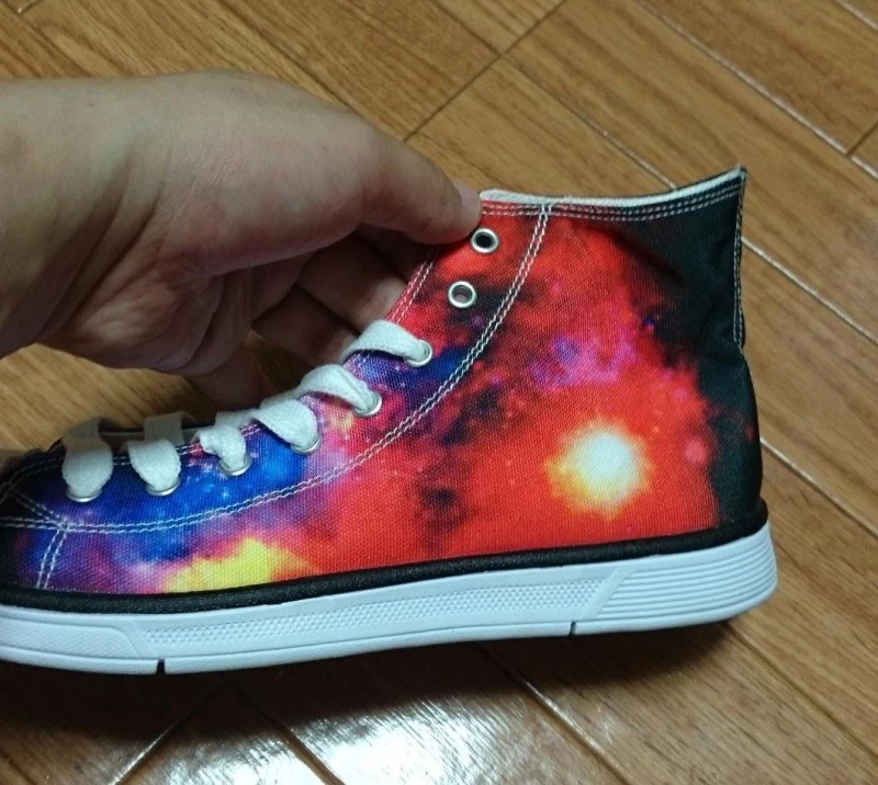 värvilise galaktika mustriga kõrge säärega ketsid