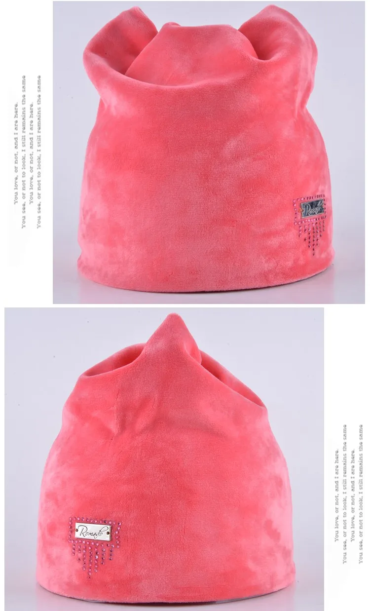 roosa sametist naiste müts, millel on kaunistuseks väike silt ja kivikesed