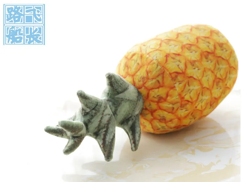 väike kollane ananassi kujuline 3D padi roheliste lehtedega