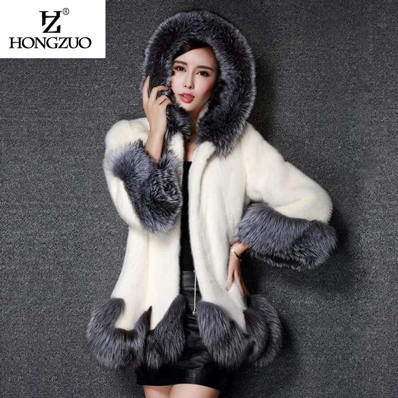 naine kannab valget kapuutsiga mantlit hallide karusnahksete äärtega