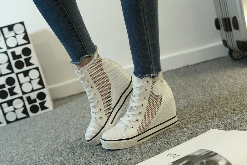valged võrkkangast platvormtallaga naiste tossud, millel on kõrge sääreosa ja mustad triibud tallal