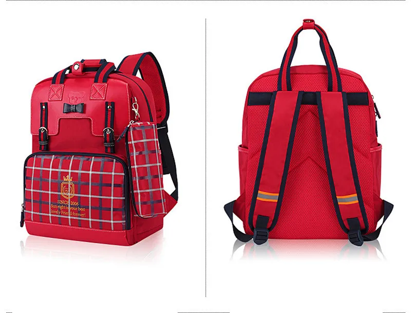 punane ruuduline koolikott, millel on mitu taskut ja reguleeritavad rihmad