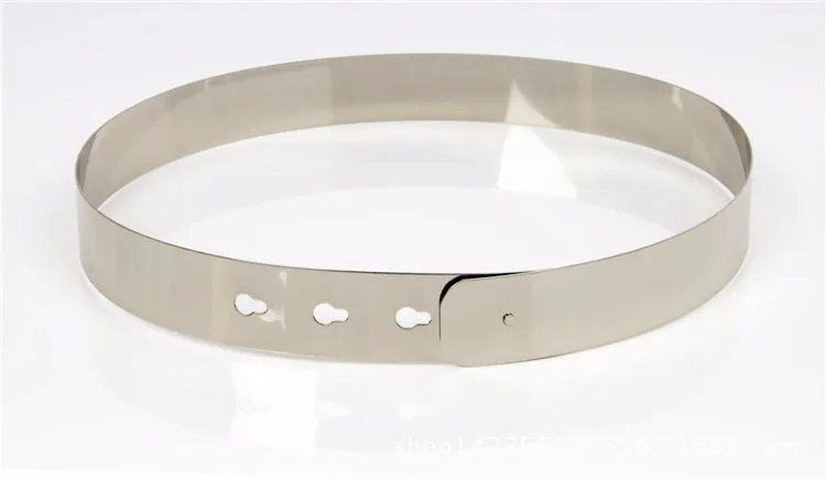 metallist hõbedane pihavöö, millel on kolm auku ja lihtne kinnitus