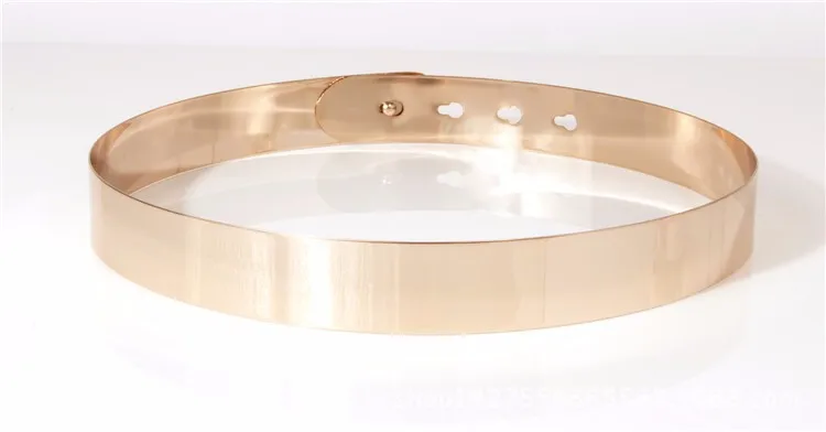 kuldne metallist pihavöö, millel on reguleeritavad augud