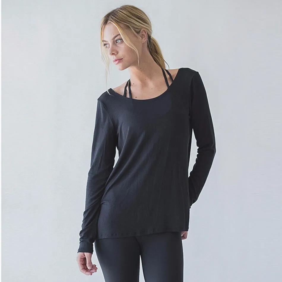 naine kannab musta pikkade varrukatega särki