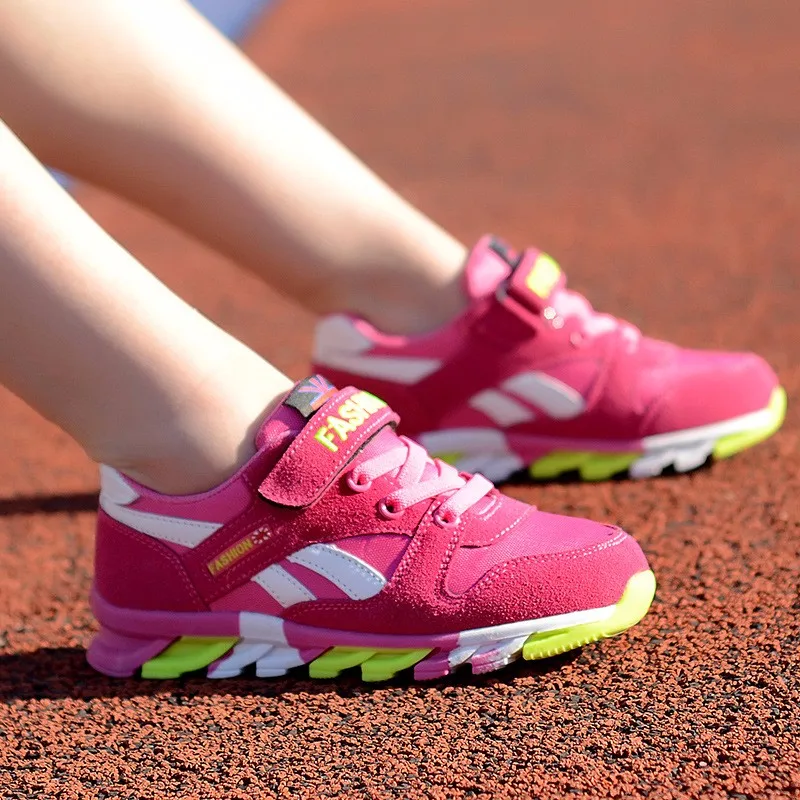 roosad laste jooksutossud valgete ja neoonroheliste detailidega