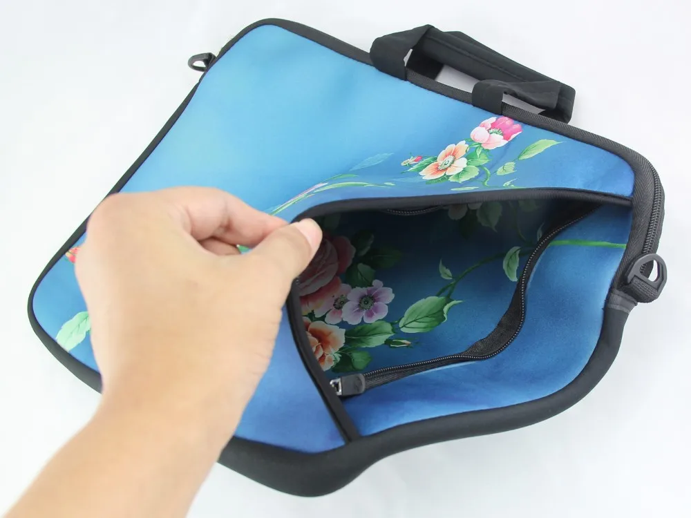 sinine sülearvutikott lillemustriga, millel on avatud tõmblukk