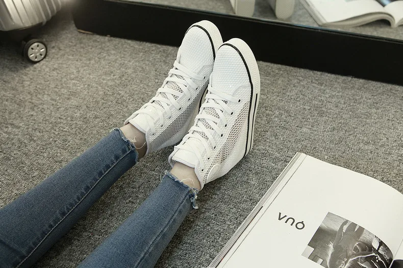 valged platvorm tallaga naiste tossud jalas, taustal peegel ja vaip