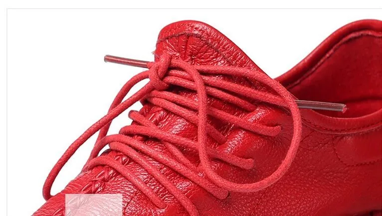 Mustast või punasest ehtsast nahast tossud | kujundav pilt e-kaubamaja pildikogust