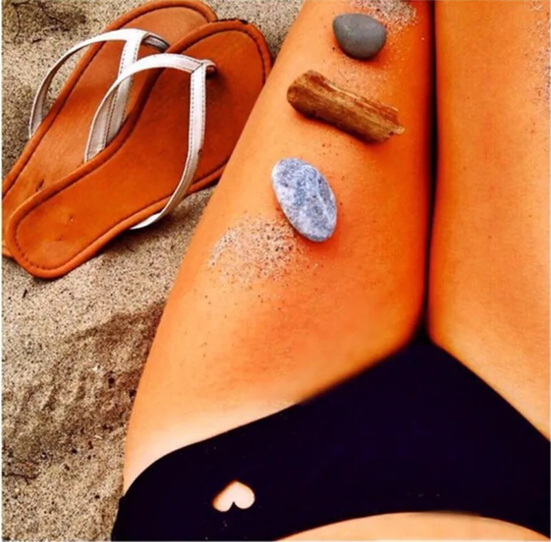 mustad bikiinipüksikud südamekujulise väljalõikega rannaliival