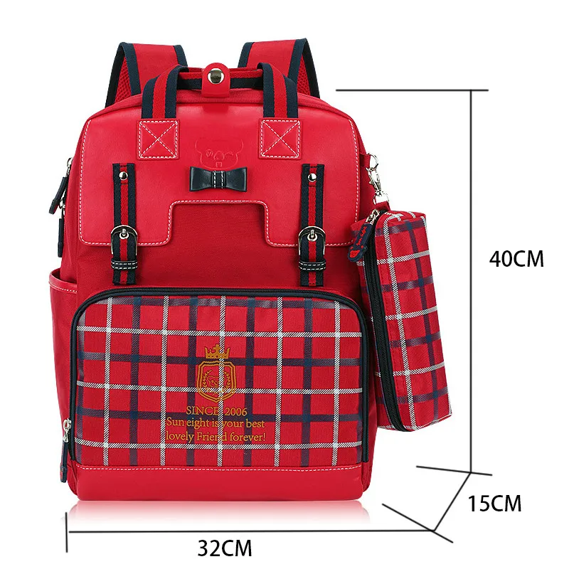 punane koolikott ruudulise mustriga esitaskul