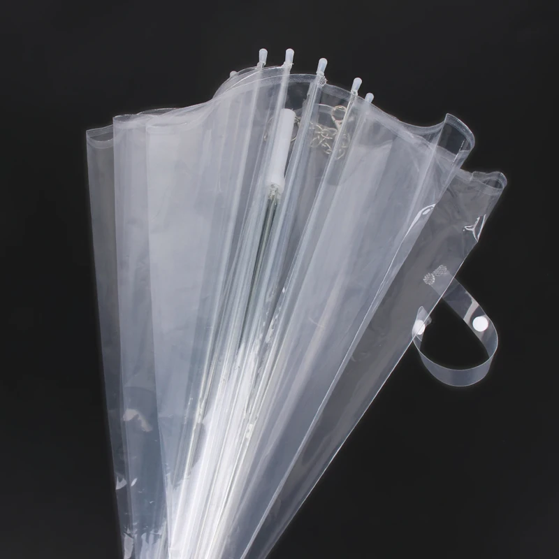 läbipaistev vihmavari, millel on metallist ribid ja plastikust käepide