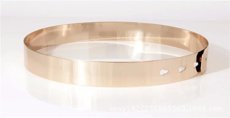 kuldne metallist pihavöö, millel on läikiv pind ja reguleeritavad augud