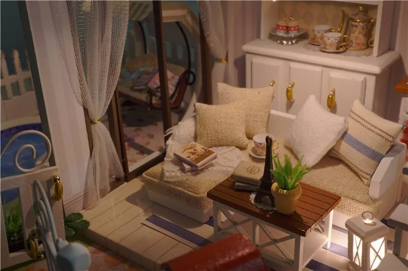 miniatuurne elutuba diivanite, kohvilaua ja dekoratiivsete elementidega