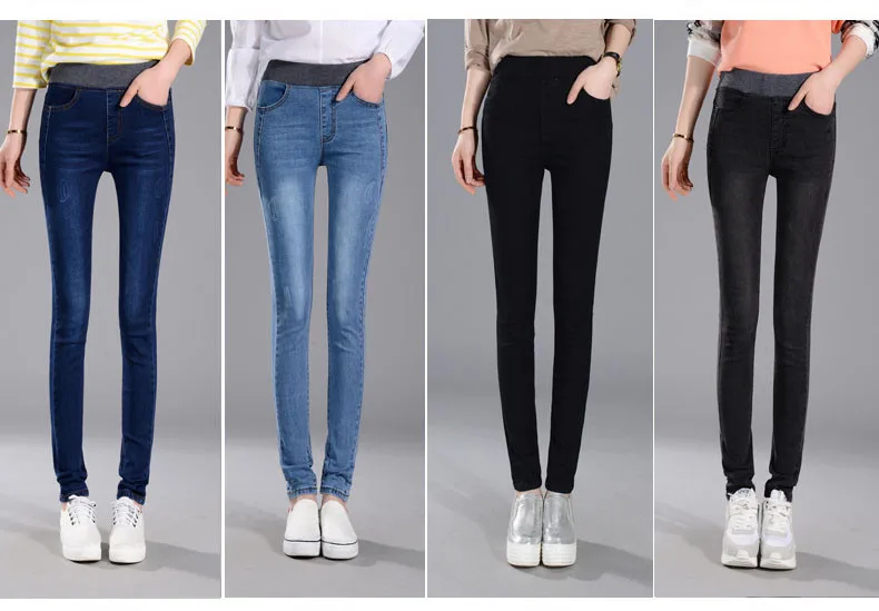 neli paari naiste stretš teksaseid erinevates värvitoonides