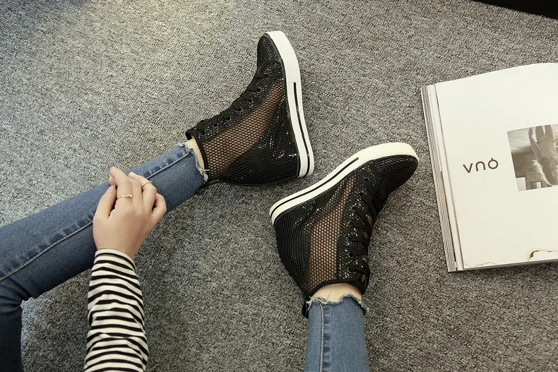 mustad platvorm tallaga naiste tossud, millel on võrgusarnane pealispind ja valge tald