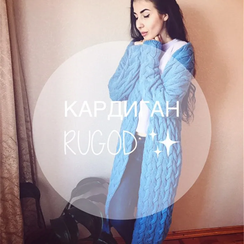 naine kannab sinist pikka kootud kardigani