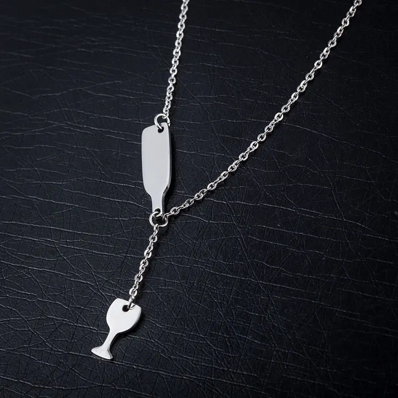 hõbedane kett veiniklaasi kujulise ripatsiga mustal taustal