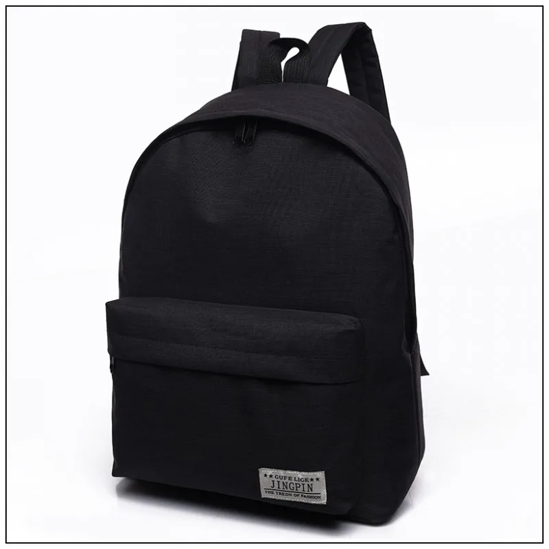 must purjeriidest seljakott, millel on esikülje tasku ja reguleeritavad rihmad