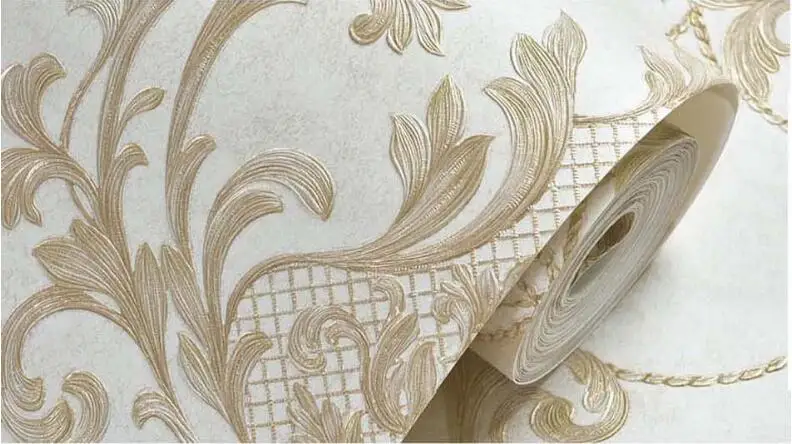 kreemikas tapeet kuldsete kuninglike mustritega